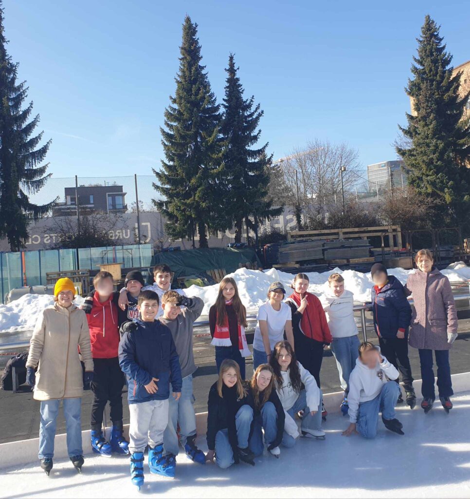 Die Klasse 6b auf Schlittschuhen vor Winterkulisse